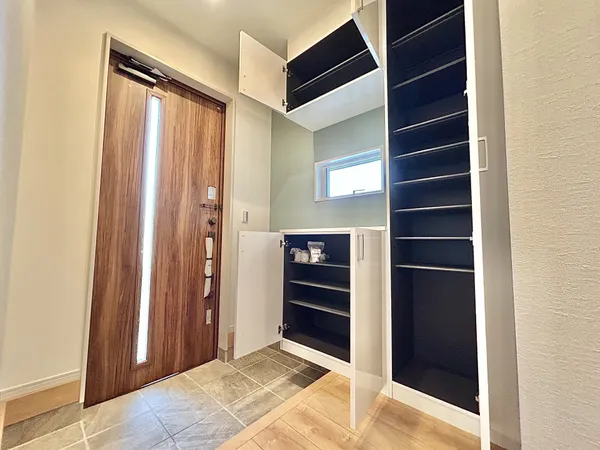 【玄関収納】たくさんの靴をすっきりと収納でき、玄関の生活感が抑えられそうです。