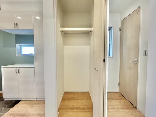 【廊下収納】廊下収納は、掃除用具など普段見せておきたくない日用品を収納するのにも重宝します。