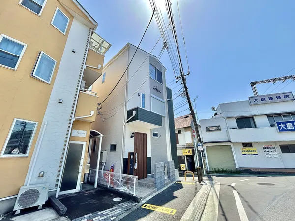 【外観】小田急小田原線「相武台前」駅 徒歩2分。駅至近につき、通勤・通学に便利な立地です。シャッター雨戸を備え、防犯性にも配慮しています。