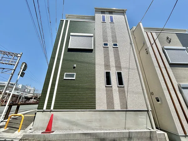 【外観】角地・全居室2面採光につき、通風良好です。耐久性やデザイン性に優れた外壁サイディング、夏は涼しく、冬は暖かく、一年を通して快適な室内環境を維持しやすいLOW-Eペアガラス仕様です。