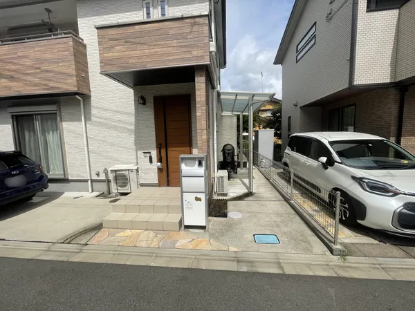 玄関・屋根付自転車置場