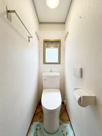 トイレには快適な温水洗浄便座付。