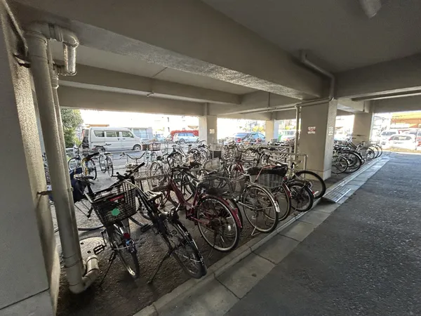 屋根付きの駐輪場ですので雨でも安心です