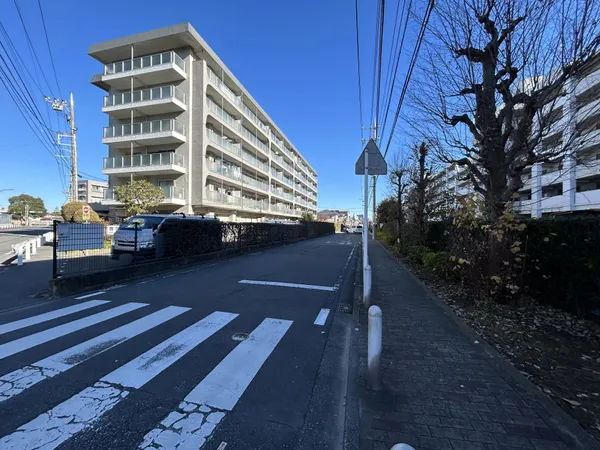 外観＋前面道路