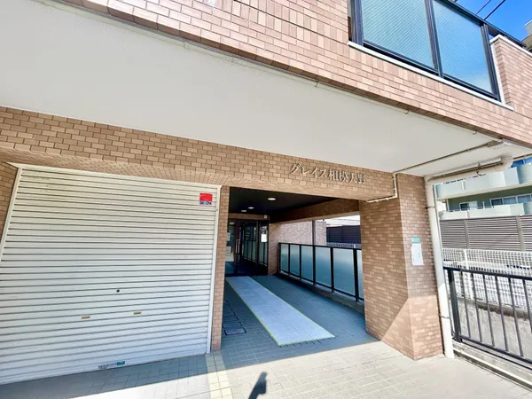 【エントランス】1階路面店のため視認性良好です。