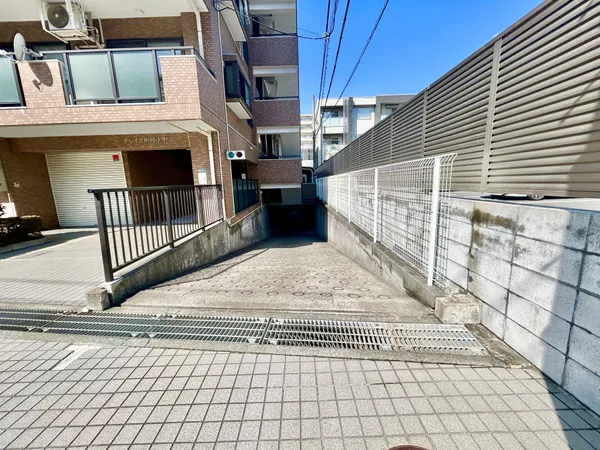 【マンション駐車場入口】敷地内のマンション専用の駐車場です。空き状況等詳細についてはお問合せください。