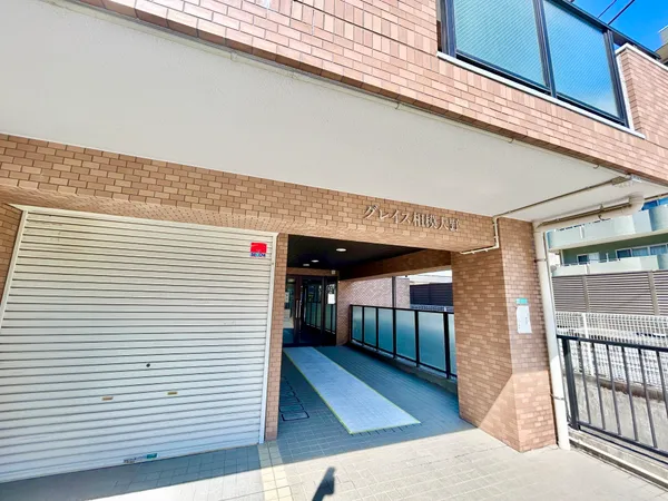 【エントランス】1階路面店のため視認性良好です。
