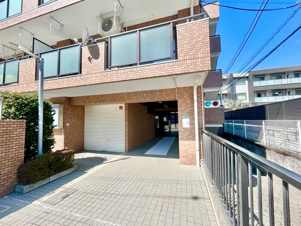 【エントランス】オートロック、防犯カメラなど防犯面に配慮されたマンションです。