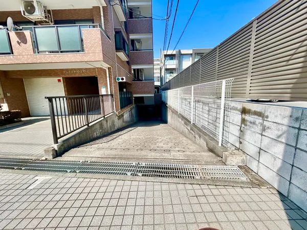 【マンション駐車場入口】敷地内のマンション専用の駐車場です。空き状況等詳細についてはお問合せください。