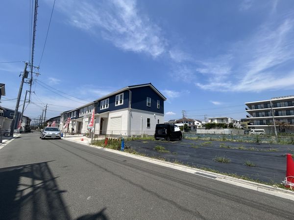 平塚市菫平 土地 6区画 前面道路含む外観