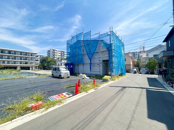平塚市菫平 土地 9区画 前面道路含む外観