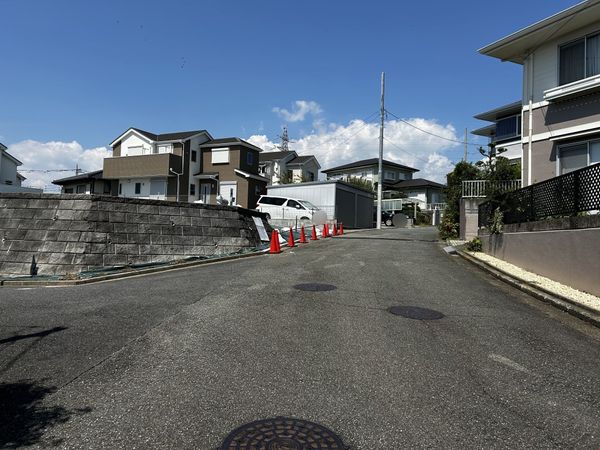平塚市日向岡1丁目 土地 前面道路含む外観 平塚市日向岡1丁目 土地 前面道路含む外観