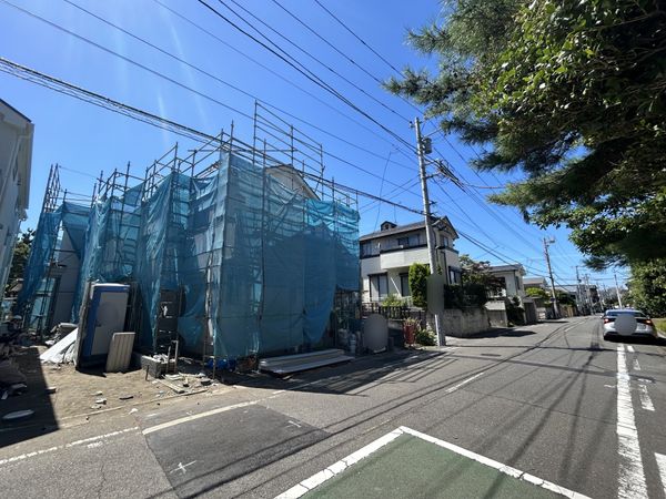 平塚市龍城ケ丘 新築戸建 B号棟 前面道路含む外観 平塚市龍城ケ丘 新築戸建 B号棟 前面道路含む外観