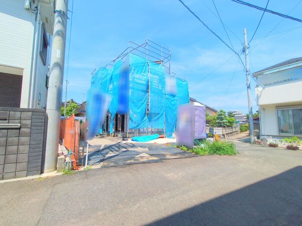 平塚市万田1丁目 新築戸建 前面道路含む外観 平塚市万田1丁目 新築戸建 前面道路含む外観
