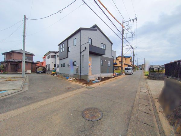 平塚市南金目 新築戸建 1号棟 前面道路含む外観 平塚市南金目 新築戸建 1号棟 前面道路含む外観