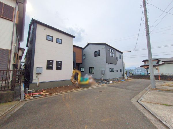 平塚市南金目 新築戸建 2号棟 前面道路含む外観 平塚市南金目 新築戸建 2号棟 前面道路含む外観
