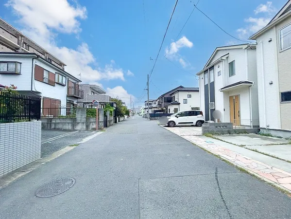 前面道路約5.5ｍ公道のため駐車もスムーズに行えます