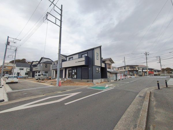 平塚市出縄 新築戸建 6号棟 前面道路含む外観 平塚市出縄 新築戸建 6号棟 前面道路含む外観