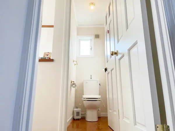 2Fトイレ白を基調した清潔感のある空間