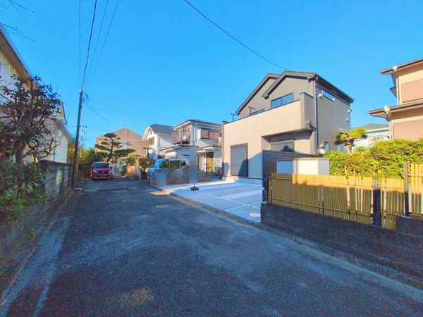 平塚市唐ケ原 新築戸建 前面道路含む外観