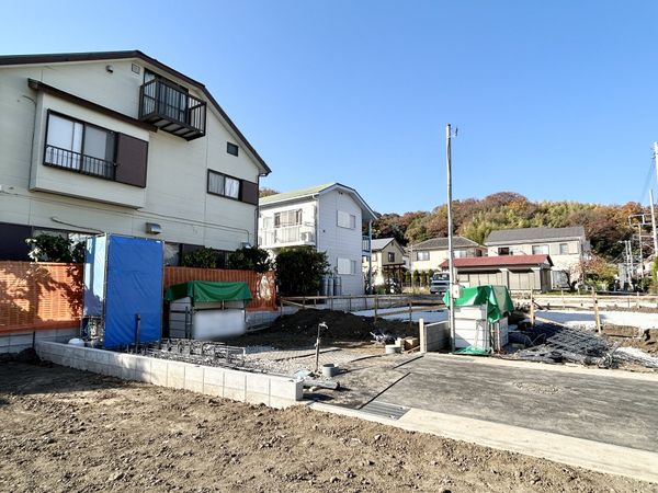中郡二宮町二宮 新築戸建 5号棟 前面道路含む外観