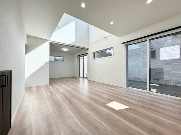 家族の笑い声が聞こえてきそうな大空間。大きめのLDKはそれだけで心が和みます。家族揃ってリビングで過ごすお休みの日が、楽しみになる場所となることでしょう。