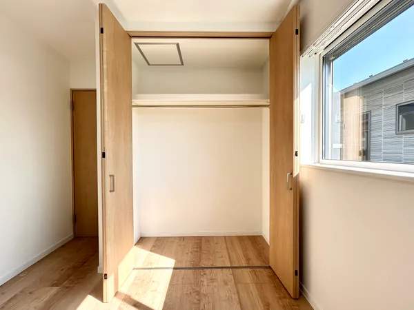 洋室　5.2帖　南側　収納