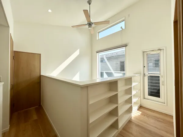 廊下にも収納が設けられており、住空間を有効に活用することが可能です。吹き抜けにより採光・風通し良好。