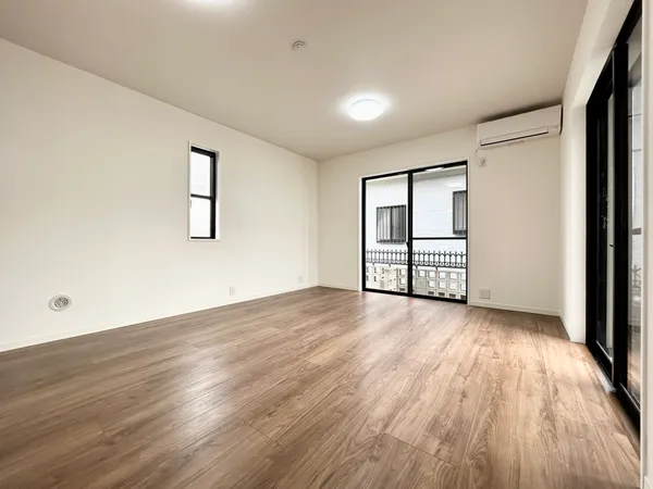 ご家族みんなで長い時間を過ごすリビングは一番居心地のいいものであって欲しいですね。開放感のある広々リビングに光と風を呼び込みます。収納も多く快適な住空間を実現します。