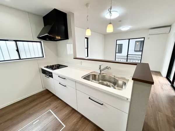 キッチンワークしながら大切な家族との会話を楽しむ。家族のコミュニケーションが生まれるキッチンです。ダイニングとの空間のつながりが、スペースのゆとりを生み出します。