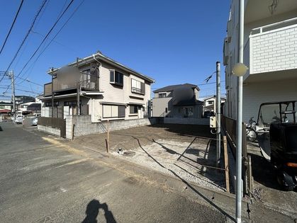 平塚市札場町 新築戸建 1号棟 前面道路含む外観