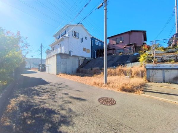 平塚市四之宮3丁目 新築戸建 前面道路含む外観 平塚市四之宮3丁目 新築戸建 前面道路含む外観