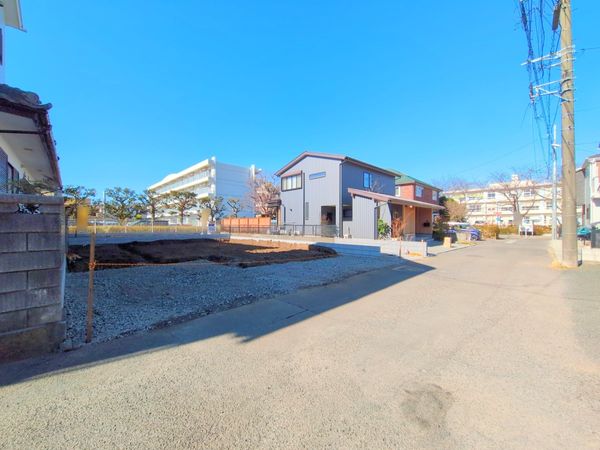 平塚市南原1丁目 新築戸建 1号棟 前面道路含む外観 平塚市南原1丁目 新築戸建 1号棟 前面道路含む外観