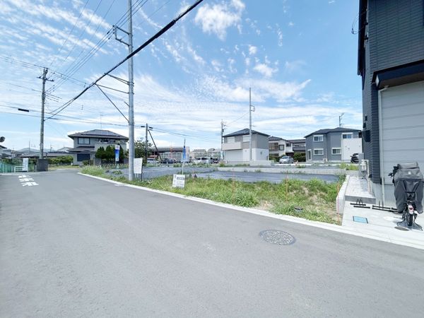 厚木市妻田東1丁目 建築条件付売地17号地 前面道路含む外観 厚木市妻田東1丁目 建築条件付売地17号地 前面道路含む外観