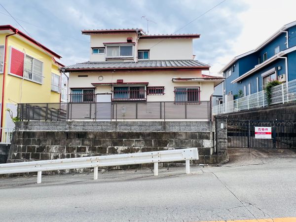伊勢原市東大竹 戸建 前面道路含む外観