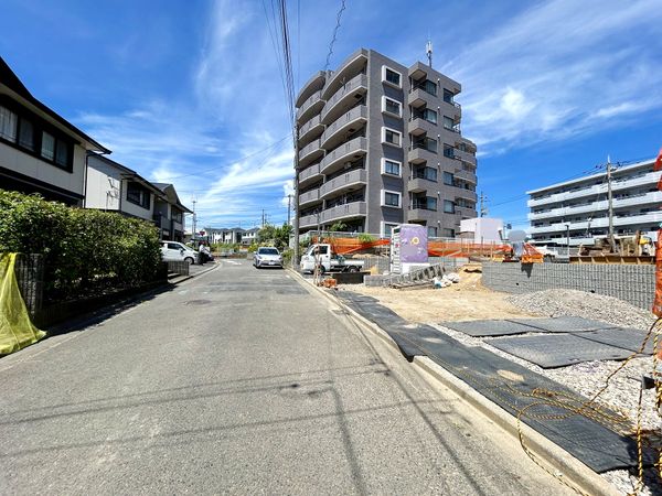 伊勢原市高森6丁目 新築1号棟 前面道路含む外観 伊勢原市高森6丁目 新築1号棟 前面道路含む外観
