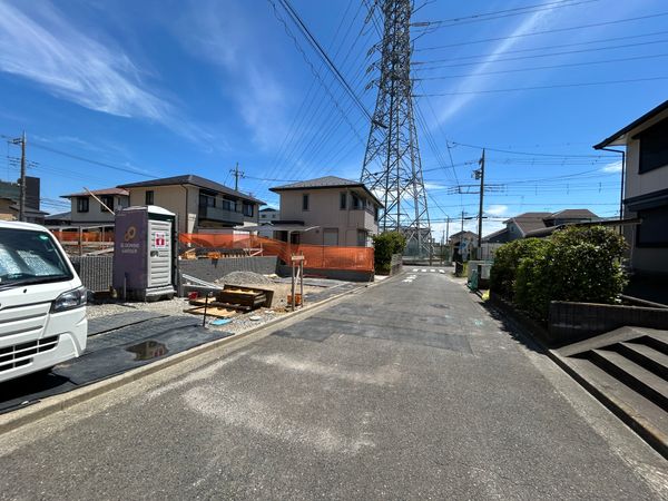 伊勢原市高森6丁目 新築2号棟 前面道路含む外観 伊勢原市高森6丁目 新築2号棟 前面道路含む外観