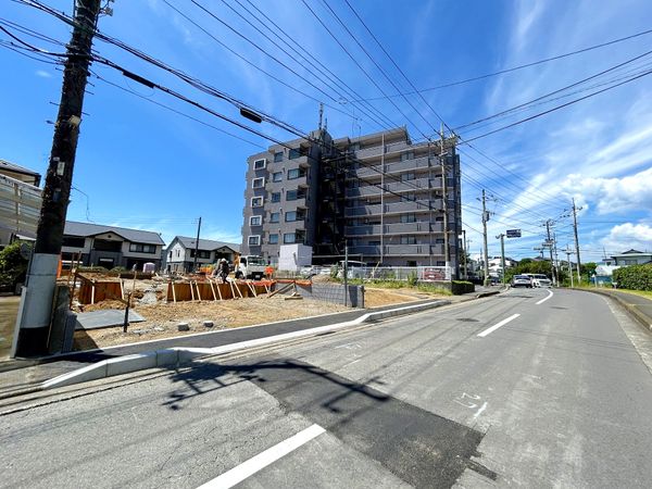 伊勢原市高森6丁目 新築3号棟 前面道路含む外観 伊勢原市高森6丁目 新築3号棟 前面道路含む外観