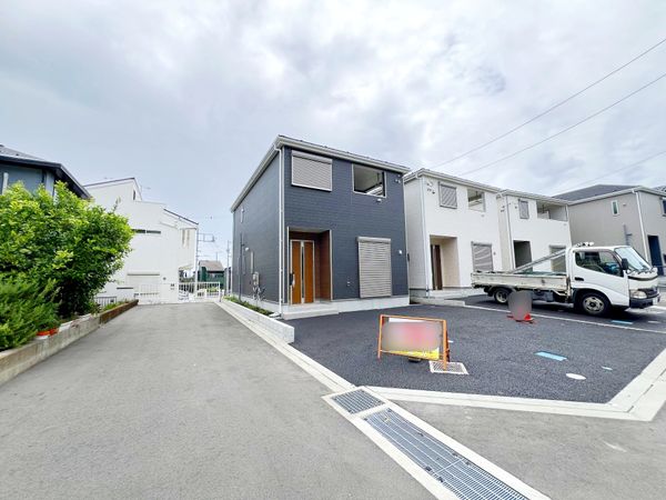 厚木市戸室 新築戸建 1号棟 前面道路含む外観 厚木市戸室 新築戸建 1号棟 前面道路含む外観