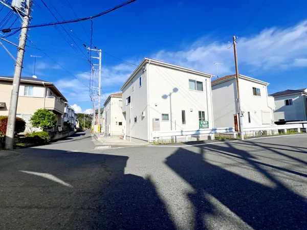 【外観】角地のため通風・採光が良好で、ご家族みんなで過ごす空間をより居心地良くしてくれます。