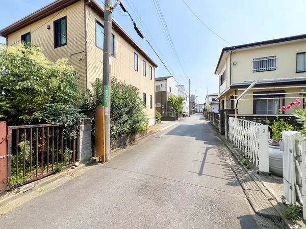 【前面道路含む外観】周辺にはお買い物施設があり毎日の生活に便利な住環境です。