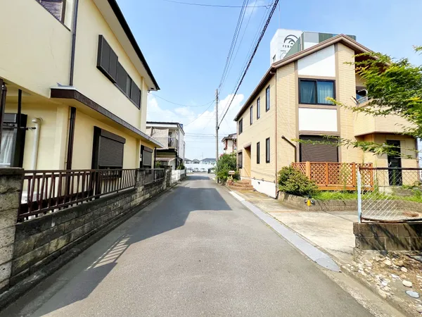 【前面道路含む外観】