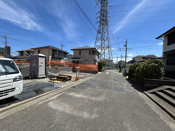 伊勢原市高森6丁目 新築2号棟 前面道路含む外観 伊勢原市高森6丁目 新築2号棟 前面道路含む外観