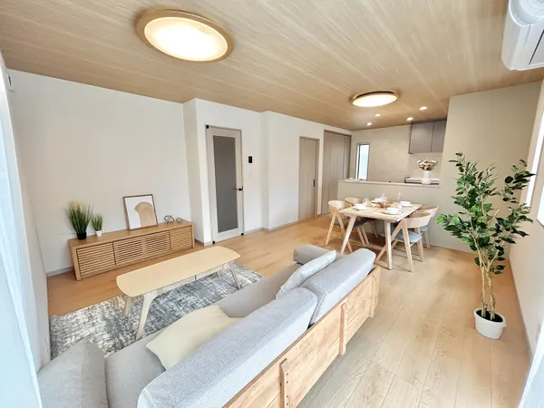 【リビング】生活のメインスペースとなるLDは、約16.5帖の広さです。光が差し込む明るい空間です。（写真中の家具・調度品等は販売内容に含みません）