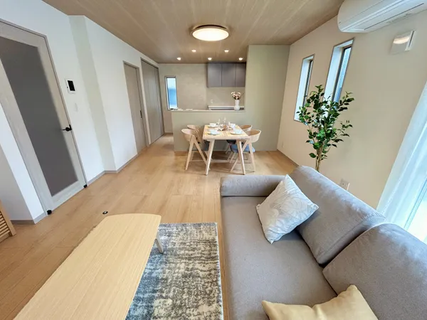 【リビング】生活のメインスペースとなるLDKは、約16.5帖の広さです。光が差し込む明るい空間です。（写真中の家具・調度品等は販売内容に含みません）