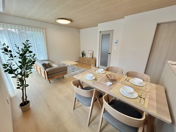 【リビング】忙しい朝も家族が揃って食事をして頂ける広さのダイニングスペースです。（写真中の家具・調度品等は販売内容に含みません）