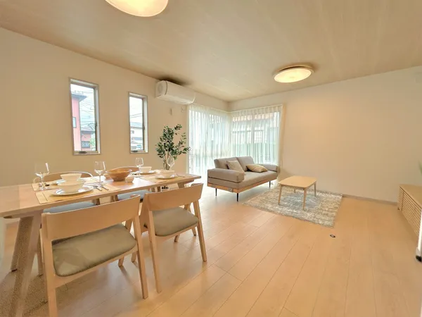 【リビング】開放感のある広々リビングは、収納も多く快適な住空間を実現します。（写真中の家具・調度品等は販売内容に含みません）