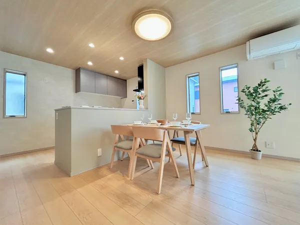 【ダイニング】対面キッチンのためご家族やお客様との会話が楽しめます。（写真中の家具・調度品等は販売内容に含みません）