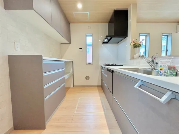 【キッチン】視界が開けているため、調理する人にとっては開放感が感じられます。（写真中の家具・調度品等は販売内容に含みません）