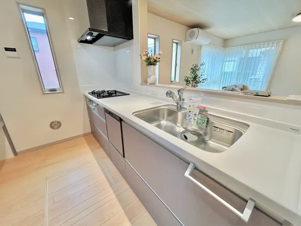 【キッチン】人造大理石トップのオシャレなキッチンです。（写真中の家具・調度品等は販売内容に含みません）